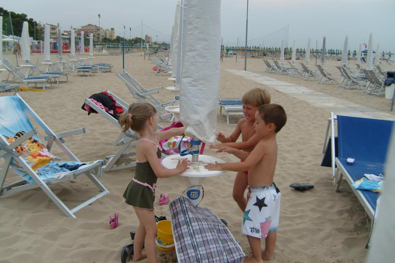 Hotel Albatros Roseto Degli Abruzzi Buitenkant foto