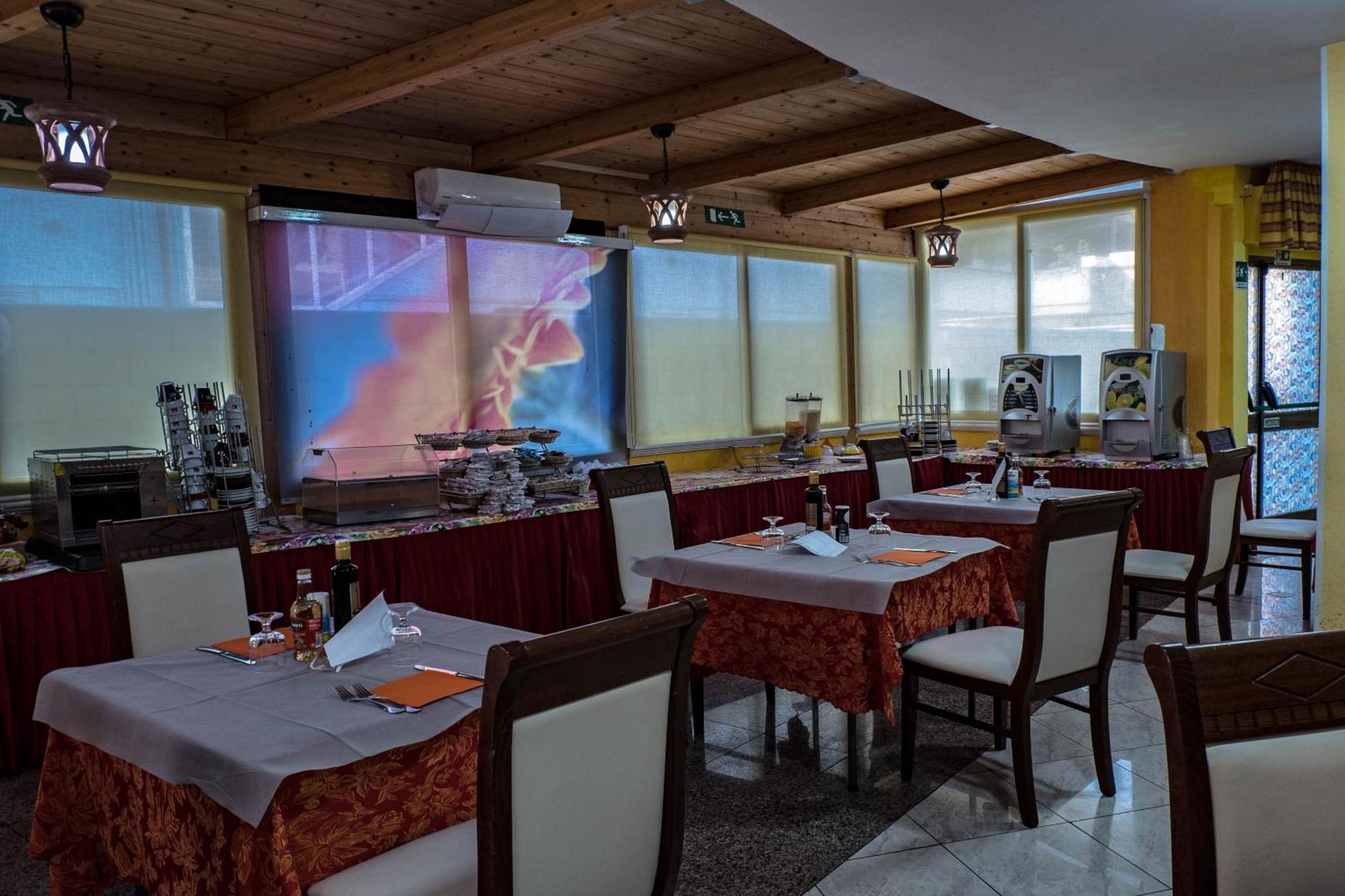 Hotel Albatros Roseto Degli Abruzzi Buitenkant foto