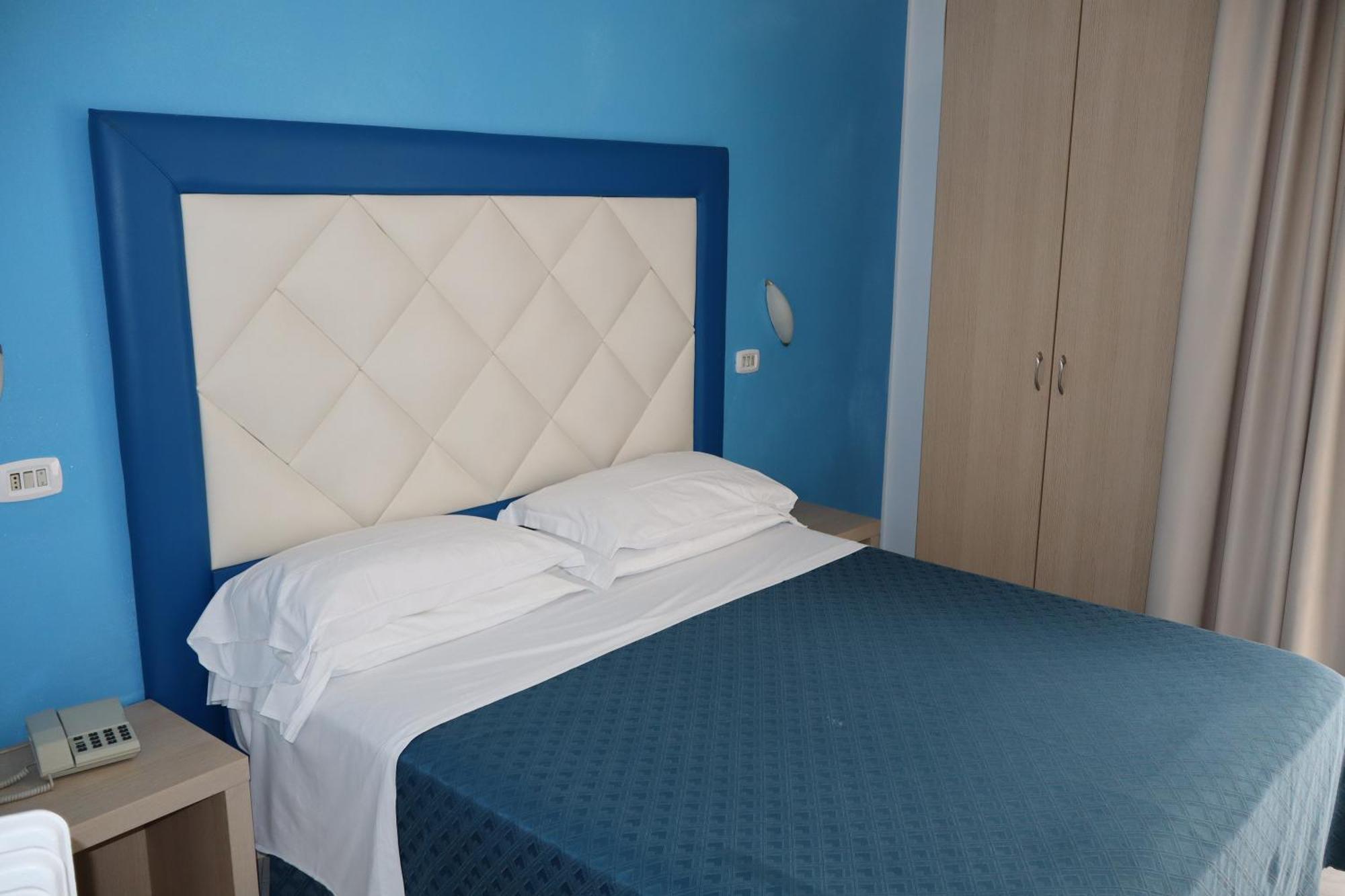 Hotel Albatros Roseto Degli Abruzzi Buitenkant foto